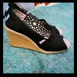 Tom's open toe wedges